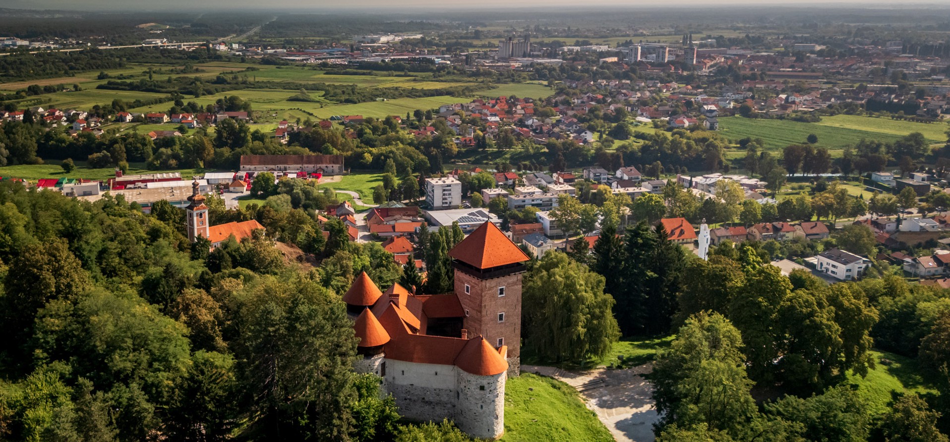Aerial view of Dubovac Castle in Karlovac surrounded by greenery (Photo: Karlovac County Tourist Board)