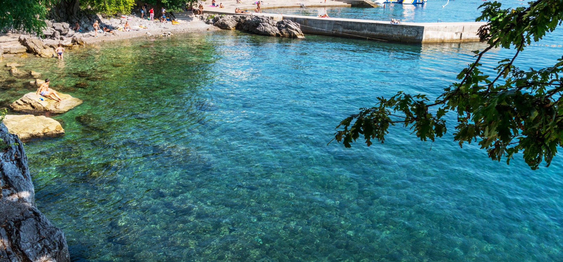 Kristallklare Küste von Opatija mit Blick auf das Meer und die Promenade