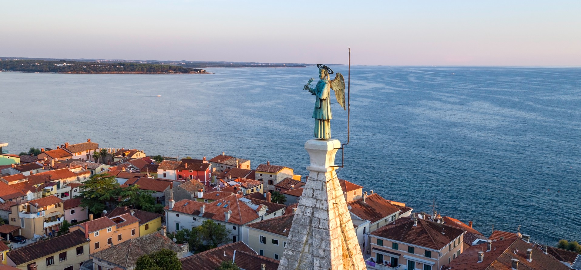 Kip svetca na vrhu zvonika u Novigradu