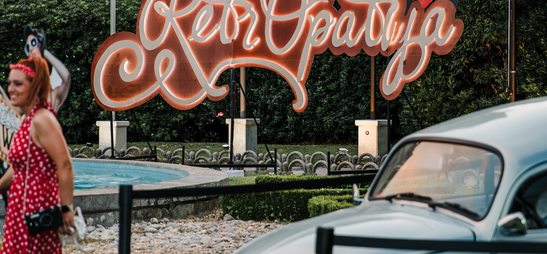 Klassieke auto voor het RetrOpatija-bord in Opatija. Foto by: Filmash Studio