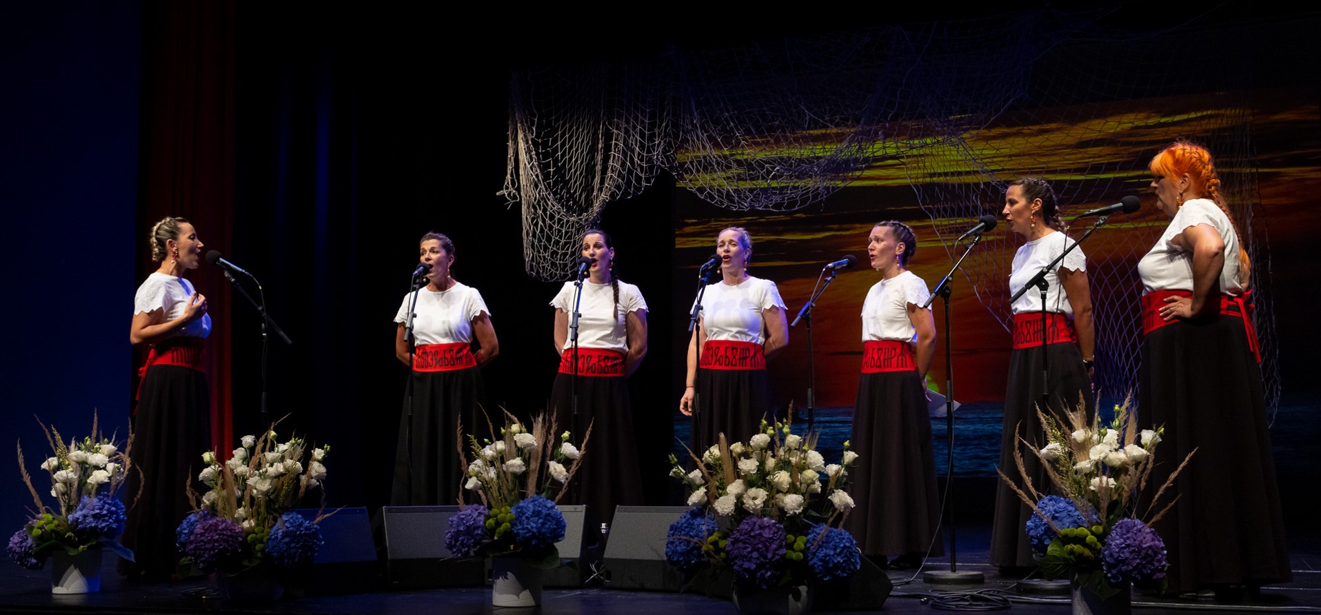 Tradicionalna izvedba klape na otoku Hvaru, Hrvatska, s lokalnim pjevačima u autentičnoj odjeći koji slave dalmatinsku glazbenu baštinu.