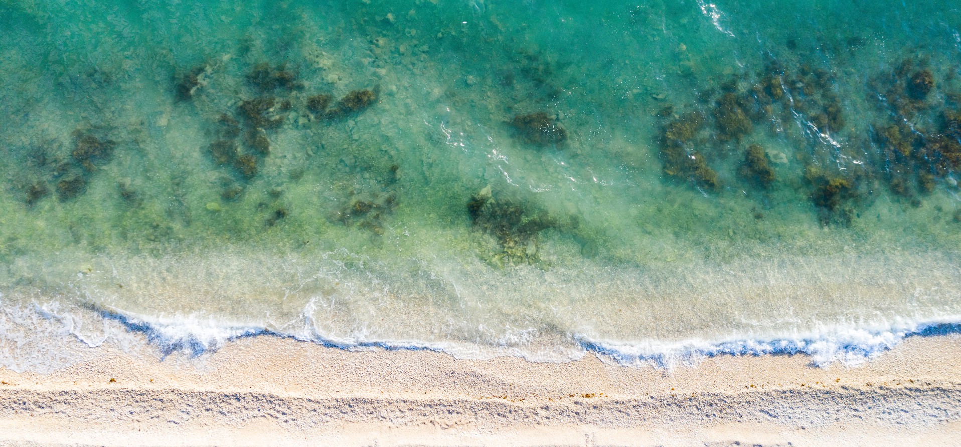Pag je dom nekaterih najlepših plaž na Hrvaškem, z kristalno čistimi vodami in peščenimi obalami, ki so popolne za sončenje in plavanje.