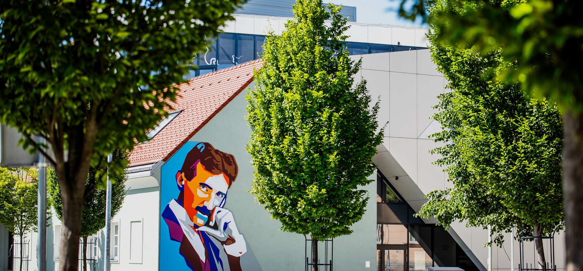 Nikola Tesla Experience Center in Karlovac met moderne architectuur en muurschildering - NTEC