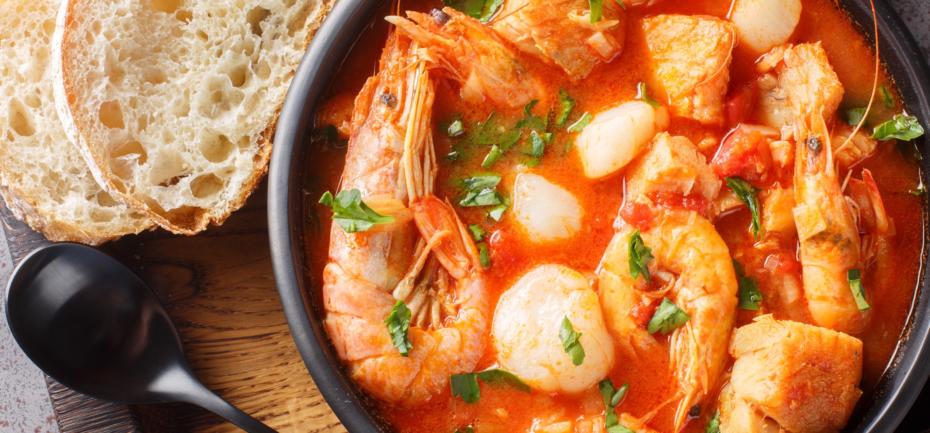 Tradicionalni morski gulaš s kozicama, ribom i kruhom poslužen u Crikvenici, Hrvatska.