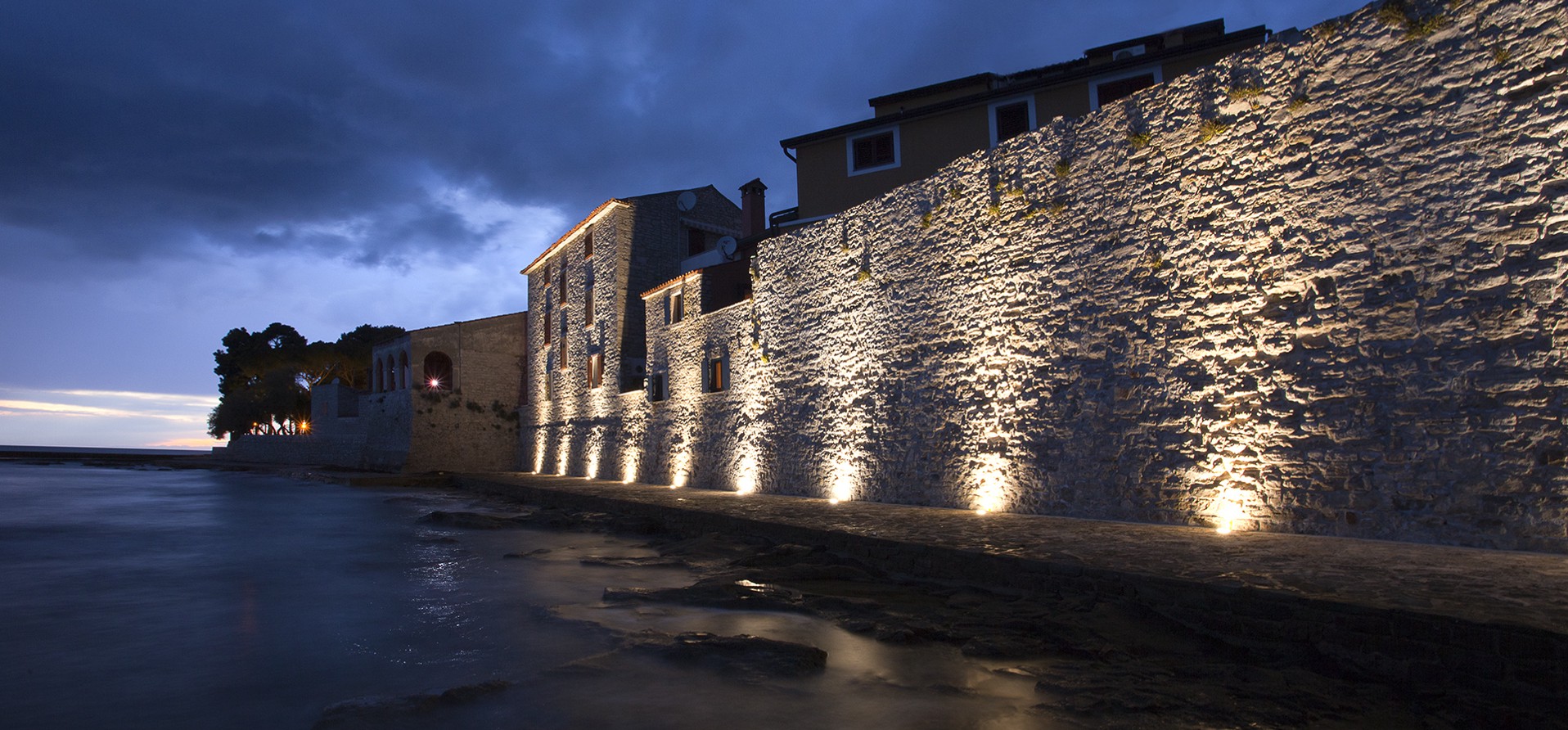 Mura della città di Novigrad vicino al mare