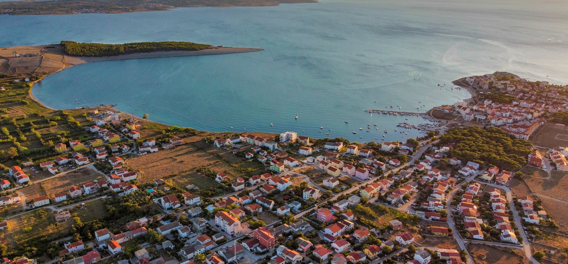 Pag je priljubljena destinacija za ljubitelje narave, saj njegova raznolika flora in favna ponujata mirno zatočišče.