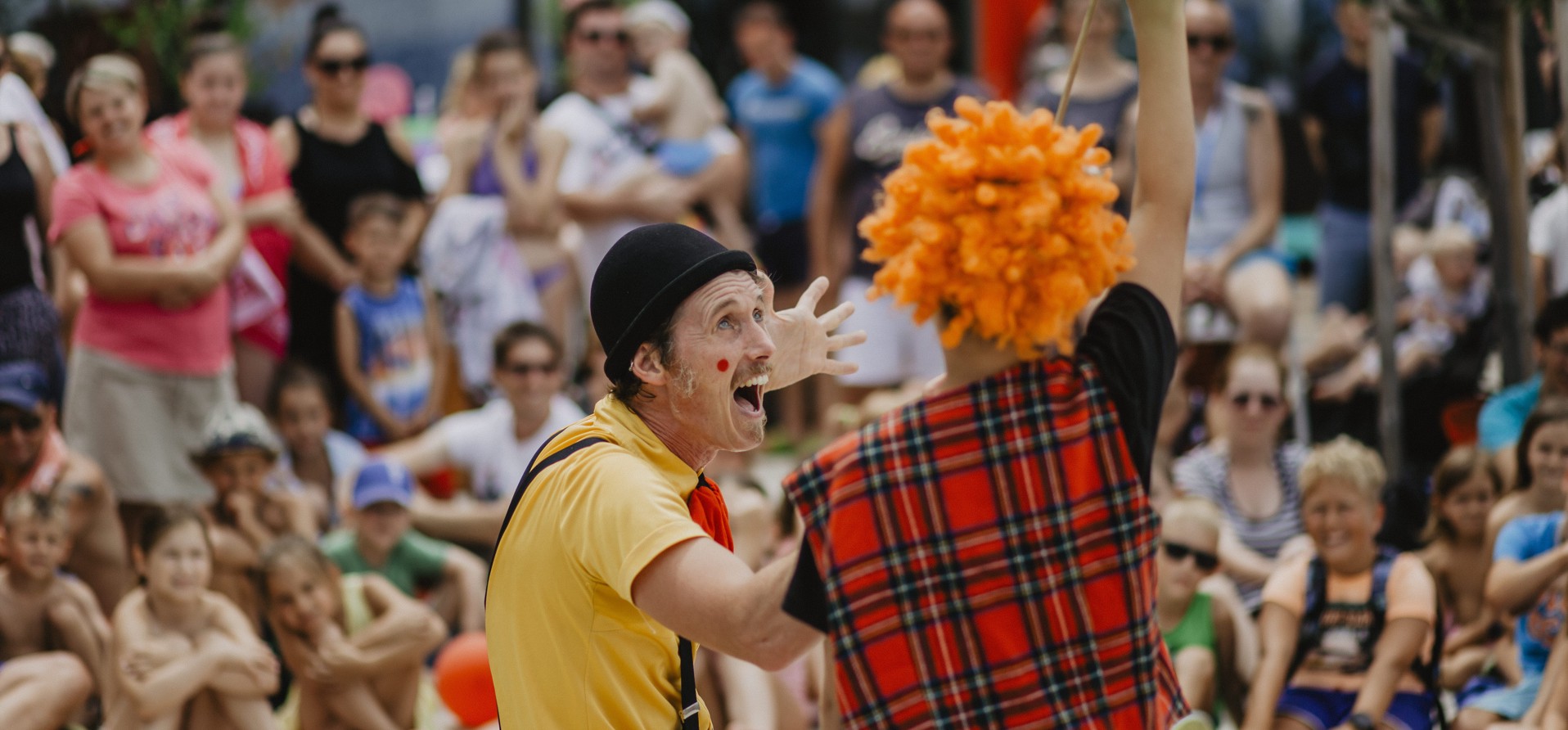 Sreet mahicians performing during an event in Novigrad