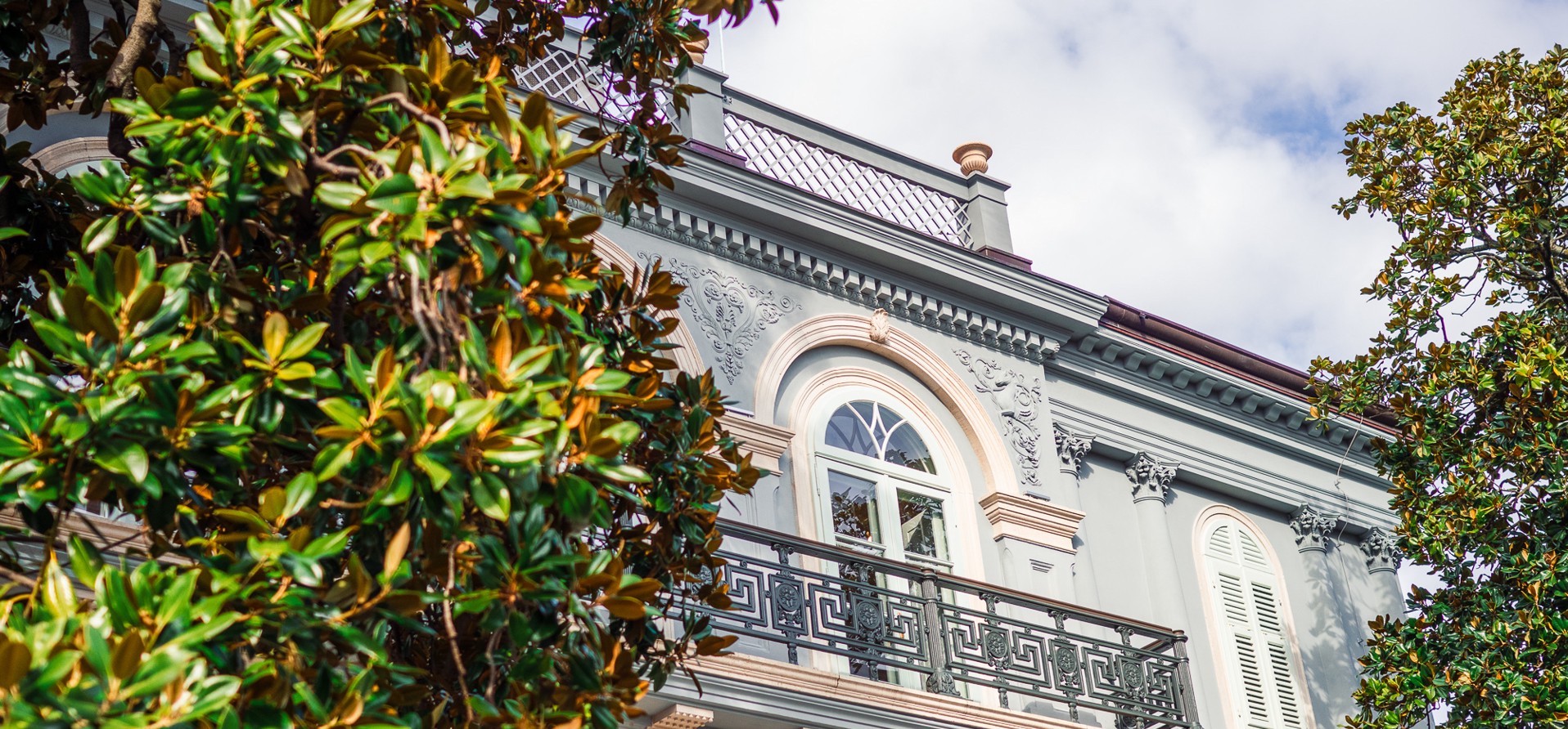 Fasada Ville Angioline okružene zelenilom - Foto by: Daniela Mikičić