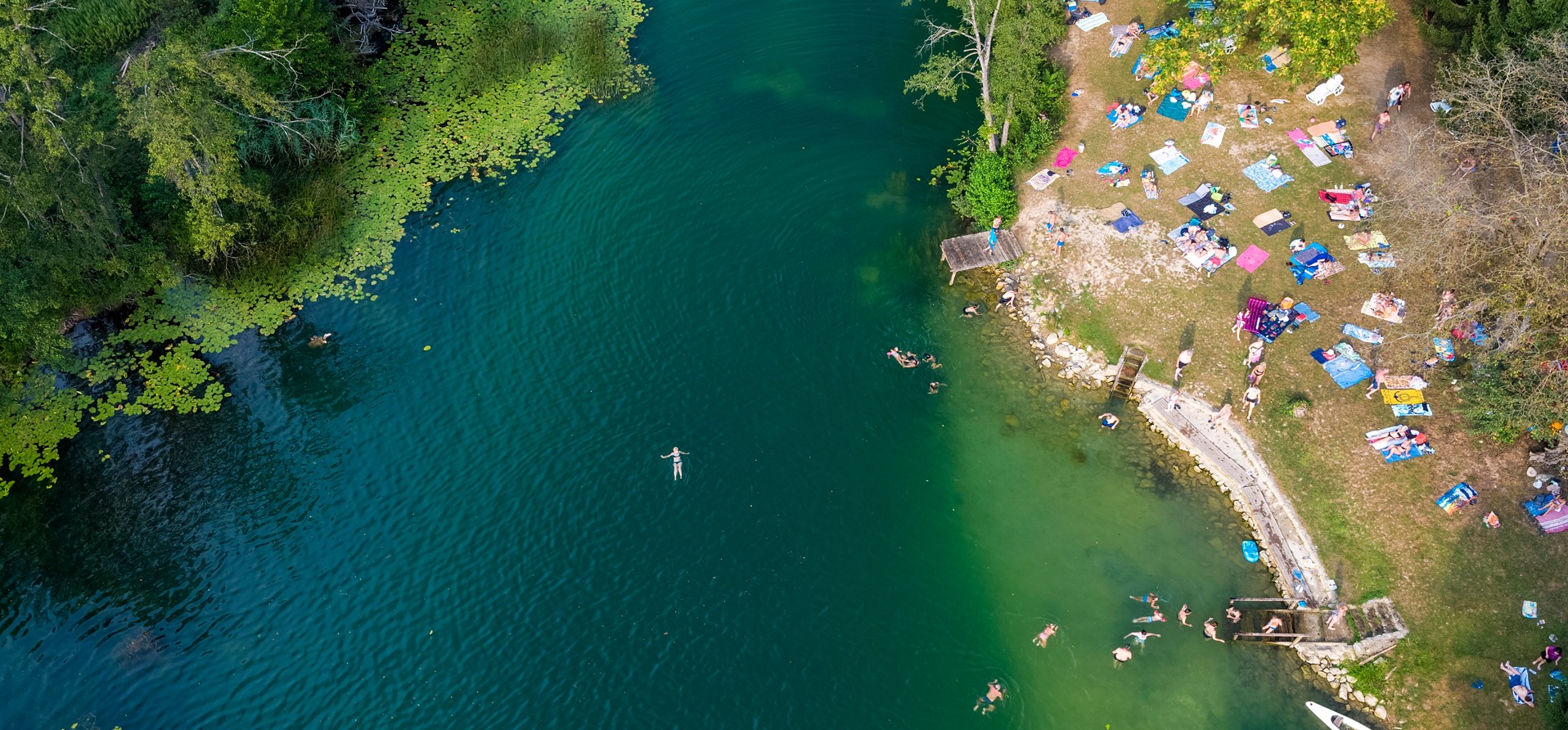 Luftaufnahme von Badenden am Fluss Mreznica und natuerlichem Badeplatz foto Goran Safarek