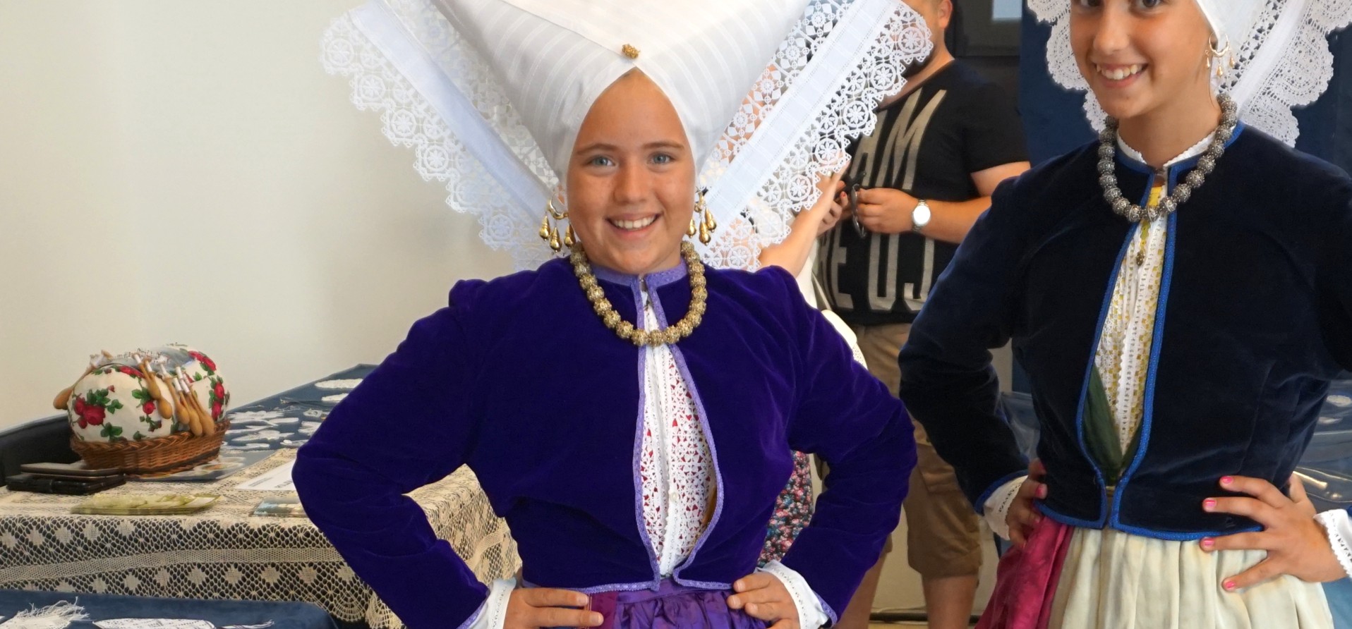 Paška čipka, poznata čipka s Paga, simbol je bogate kulturne baštine otoka, poznate po složenim uzorcima i vrhunskom umijeću, koje su lokalni obrtnici usavršavali stoljećima.