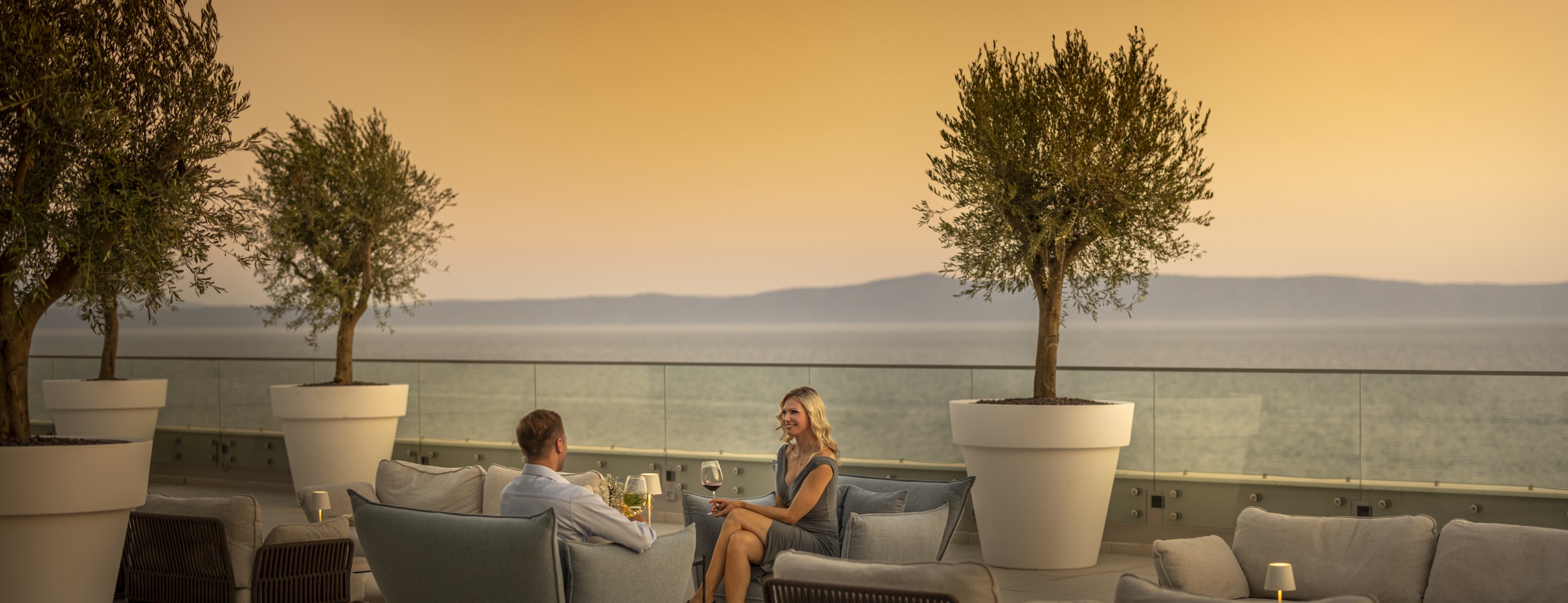 Opuštanje uz piće na terasi s pogledom na zalazak sunca u jednom od hotel Aminess Hospitality Group