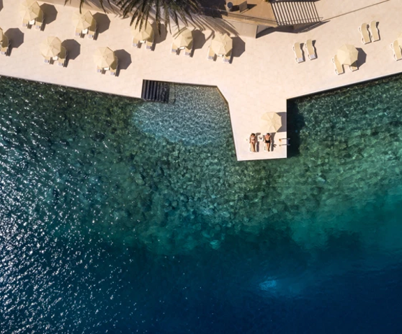 Zračni pogled na sunčalište uz kristalno čisto more.