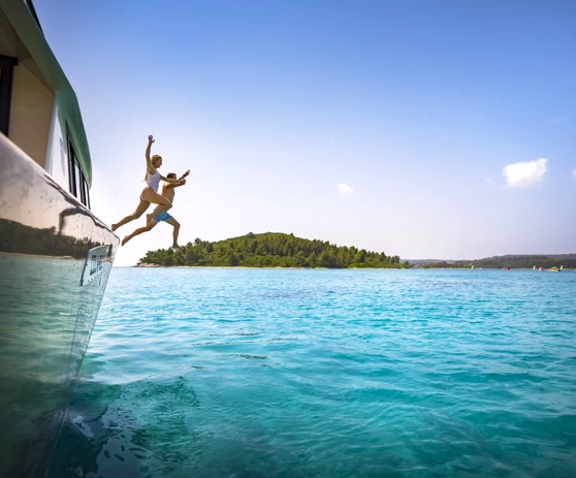 Aktivni odmor na moru uz skakanje s broda u tirkiznu vodu.