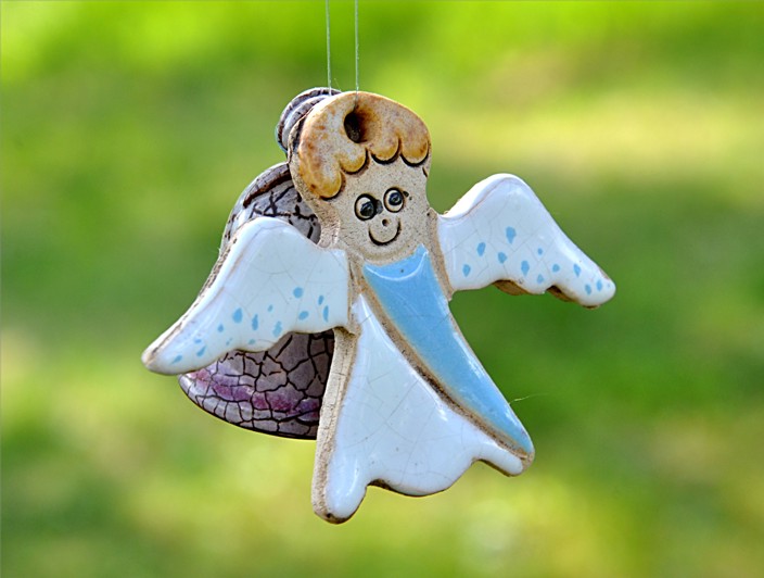 Rocno izdelan keramicni angel kot spominek in dekoracija