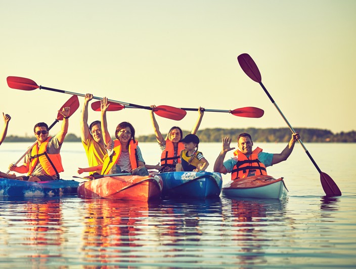 Kajakken op Pag stelt je in staat om de verborgen stranden te verkennen, waar de combinatie van prachtig weer en kristalhelder water zorgt voor een onvergetelijke ervaring.