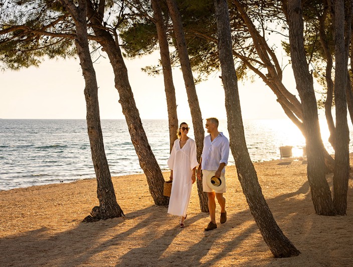 La costa settentrionale di Pag presenta splendide spiagge sabbiose, ideali per le famiglie con acque basse e un'atmosfera tranquilla.