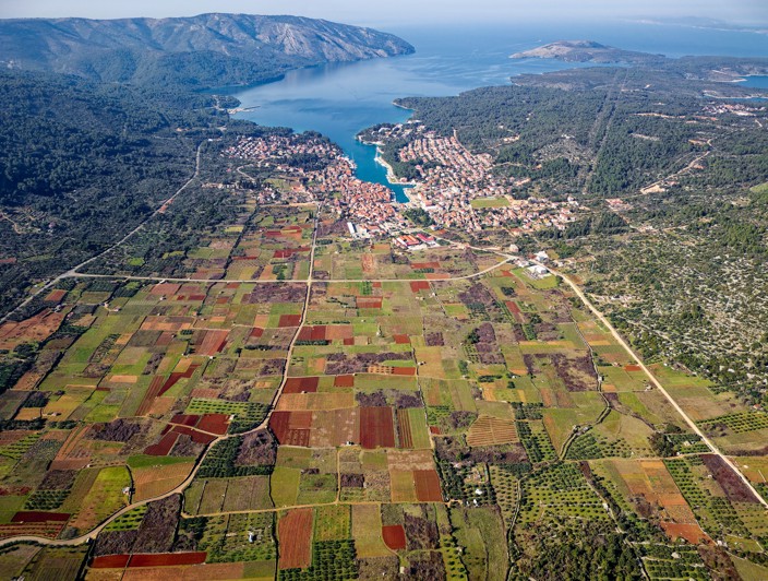 Schilderachtig uitzicht op Stari Grad Plain op Hvar Island, Kroatië, met oude landbouwvelden, stenen muren en weelderige mediterrane landschappen - Aminess bestemming reizen.