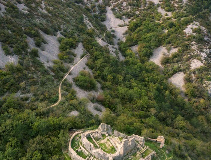 Luftaufnahme der historischen Badanj Festung umgeben von üppigem Grün in der Nähe von Crikvenica.