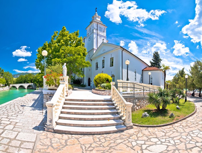 Kirche der Himmelfahrt der seligen Jungfrau Maria mit Steinstufen und klarem blauem Himmel in Crikvenica, Kroatien.