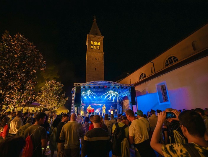 Koncert pod dzwonnicą podczas Święta św. Pelagiusza w Novigradzie
