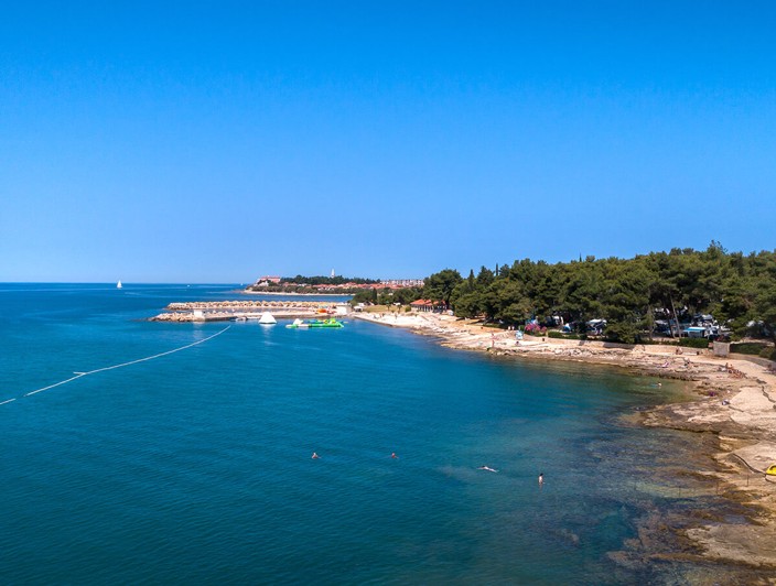 Küstenblick im Aminess Planet Camping Sirena in Novigrad, Kroatien	Vista costiera presso Aminess Planet Camping Sirena a Novigrad, Croazia