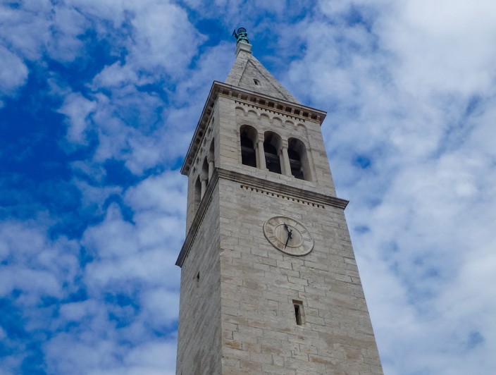 Campanile a Novigrad con un cielo blu e nuvole bianche sullo sfondo