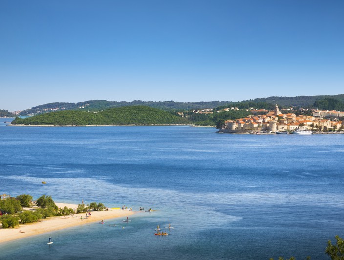 Ein atemberaubender Blick auf das Adriatische Meer, perfekt für Surfen und andere Wassersportarten in der Nähe von Aminess Maradiso Casa Bellevue.
