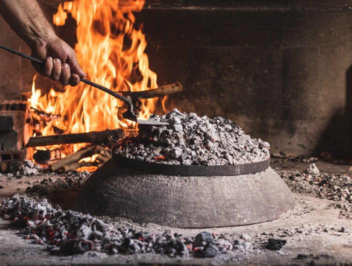 Piatto tradizionale dalmata peka sull'isola di Hvar, Croazia, con carne e verdure a cottura lenta sotto un coperchio a forma di campana per autentici sapori mediterranei - Destinazione di viaggio Aminess.