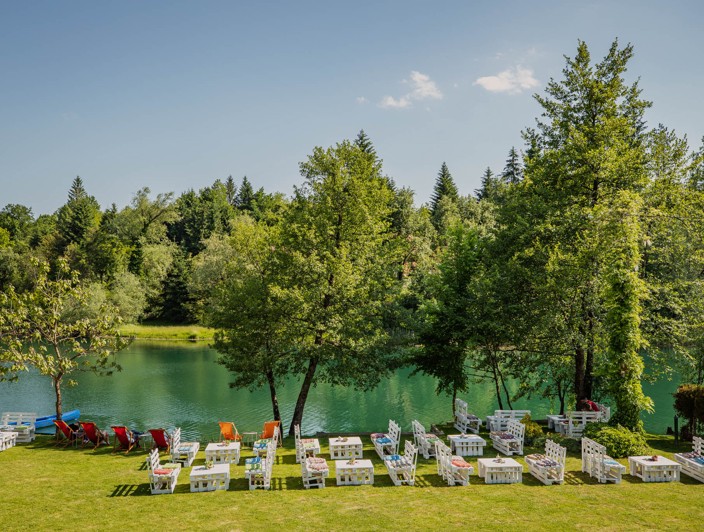 Area lounge sul fiume Mreznica immersa nella natura per momenti di relax
