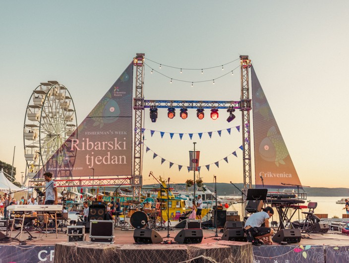 "Fischerwoche Veranstaltung in Crikvenica mit einem Riesenrad und festlicher Atmosphäre am Meer."