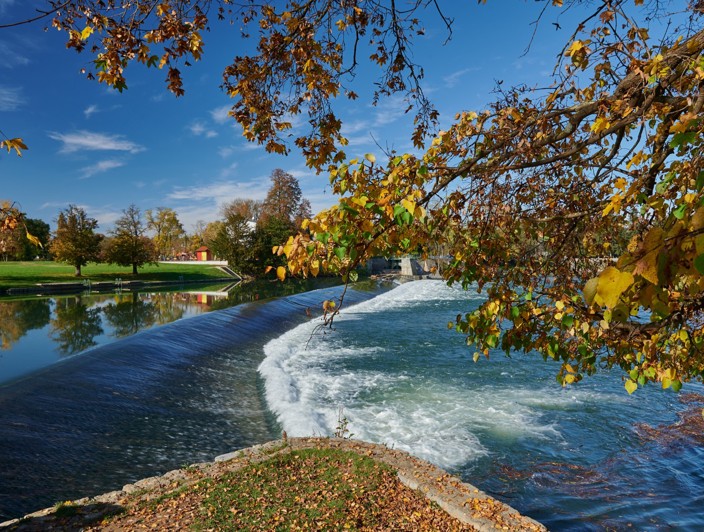Cascata sul fiume Korana a Karlovac circondata da alberi autunnali e parco