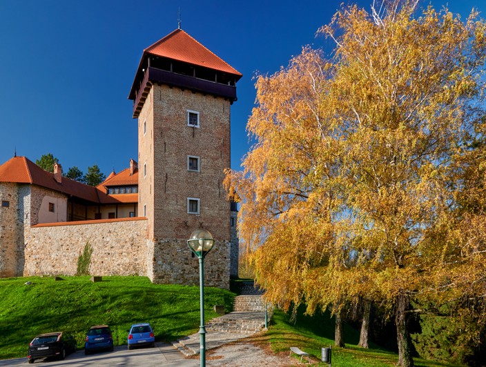 Dubovac Castle in Karlovac surrounded by autumn colors (Photo: Denis Stosic)
