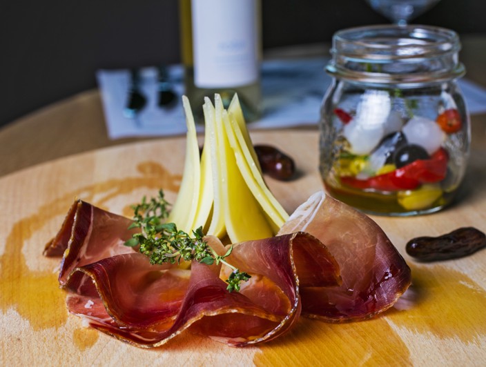 Paški kaas is een ware delicatesse, met zijn rijke, zoute smaak maakt het een perfecte begeleiding voor de traditionele droog-gezouten ham van Pag, bekend als Paški pršut.