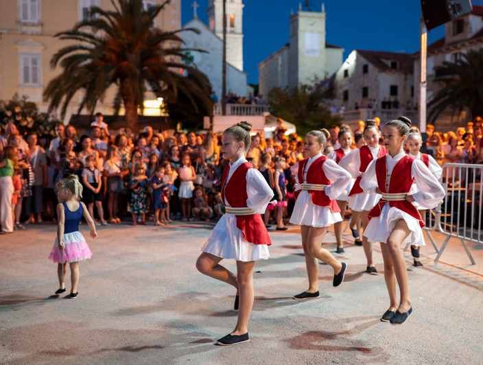 Una performance di danza culturale locale sull'isola di Brač, Croazia, che mostra abiti e movimenti tradizionali, celebrando la ricca eredità e le usanze dell'isola.