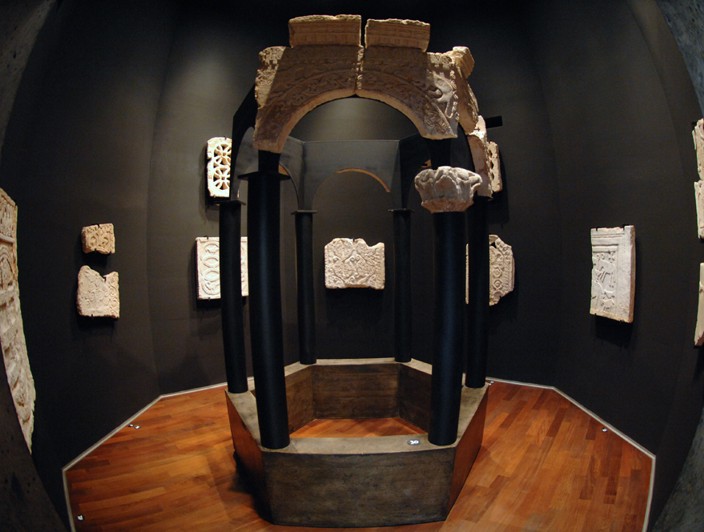 Cyborium biskupa Maurycego wśród przedromańskich reliefów w Lapidarium w Novigradzie