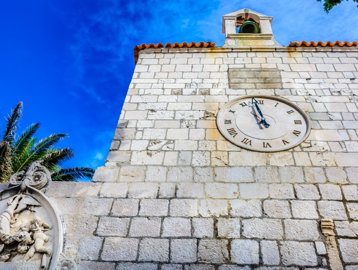 Die Kirche St. Maria in Pag ist ein bemerkenswertes Beispiel für die religiöse Geschichte der Insel, mit wunderschönen Kunstwerken und komplexen Details.