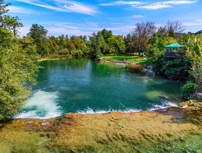 Bagno e relax lungo il fiume Mreznica e cascata nella natura foto Aleksandar Gospic