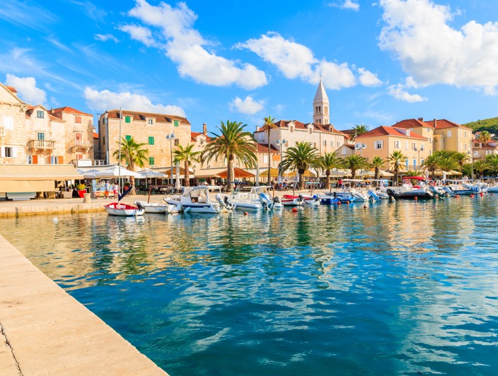 Supetar Stadt auf der Insel Brač, Kroatien, mit einem charmanten Hafen, traditionellen Steinbauten und dem ruhigen Adriatischen Meer.