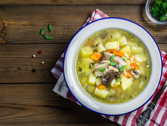 Stufato di pesce tradizionale Gregada sull'isola di Hvar, Croazia, con frutti di mare freschi, patate e sapori mediterranei - Destinazione di viaggio Aminess.