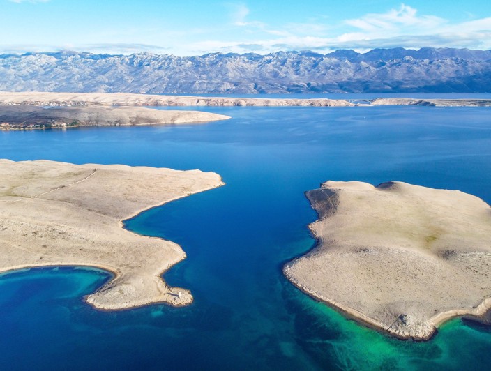 Mirne plaže Paga pružaju spokojno utočište, s bistrim morem koje poziva posjetitelje da se opuste i odmore u mirnom okruženju.