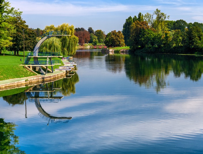 Foginovo beach in Karlovac on the Korana River with iconic diving platforms (Photo: Aleksandar Gospic, Croatian National Tourist Board)