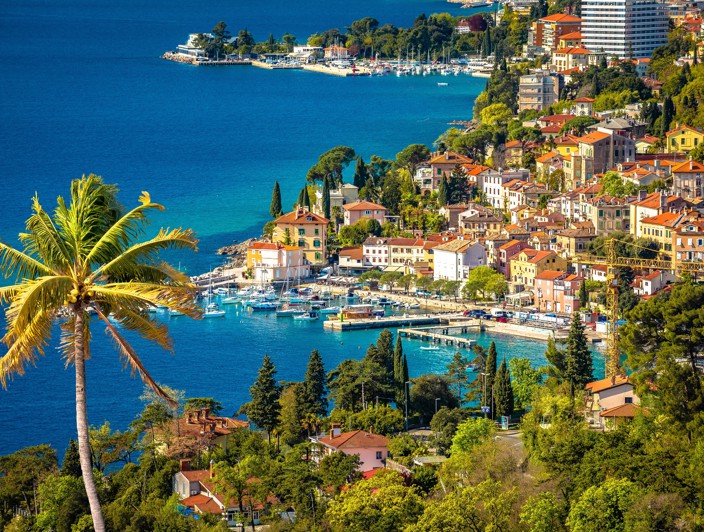 Panoramisch uitzicht op Opatija met historische huizen aan zee, een kleine haven en het kristalheldere water van de Kvarner