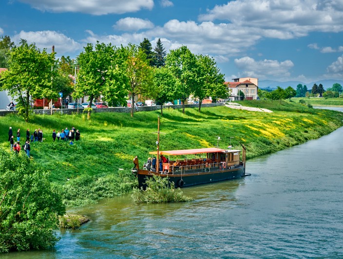 Recna ladja Zitna lada na reki obdana z naravo v Karlovcu foto Denis Stosic