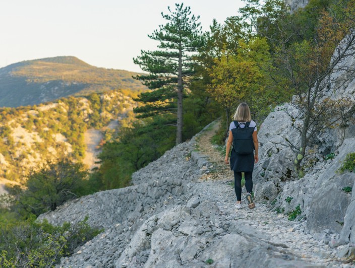 Wanderweg in der Nähe von Crikvenica, bekannt als Ljubavna cestica, mit felsigen Pfaden und malerischen Landschaften.