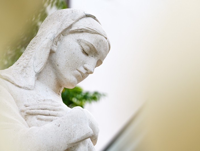 Steinskulptur der Jungfrau Maria mit einem gelassenen Ausdruck in Crikvenica, Kroatien.