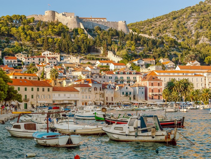 Schilderachtig uitzicht op een pittoreske haven op het eiland Hvar, Kroatië, met boten, kristalhelder Adriatisch water en charmante kustarchitectuur - Aminess bestemming reizen.