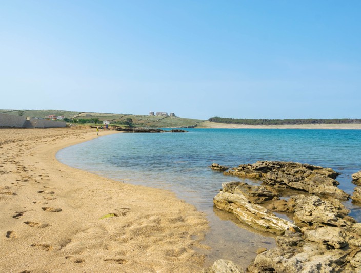 Le famose spiagge rocciose di Pag offrono un'esperienza unica, con spettacolari viste sul mare e sul paesaggio circostante che creano un ambiente pittoresco.