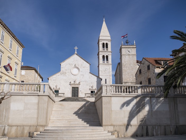 Supetar auf der Insel Brač, Kroatien, mit einem malerischen Hafen, traditionellen Steinbauten und der ruhigen Adriaküste.