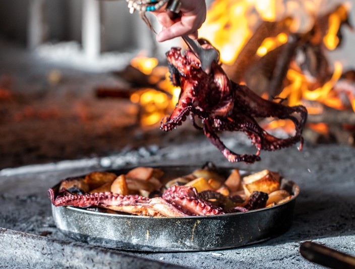 Jelo od hobotnice peka na otoku Braču, Hrvatska, s nježnom hobotnicom kuhanoj ispod tradicionalnog zvona s povrćem, predstavljajući lokalnu mediteransku kuhinju.