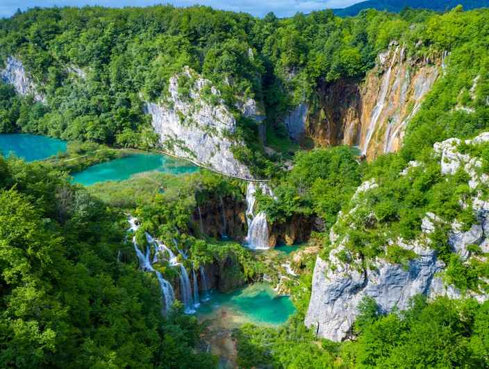 I laghi di Plitvice con acque turchesi e cascate immersi nella natura